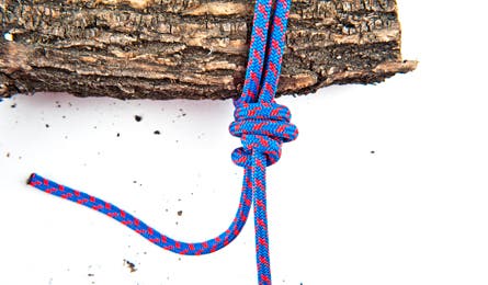 Knot-6 445x260 38228 Tighten the knot. Make sure it's snug against the logs.