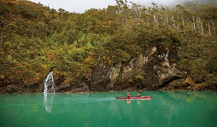 JAN13CHILE JBadura Kayak JB37385 445x260 76761 JAN13CHILE_JBadura_kayak_JB37385_445x260