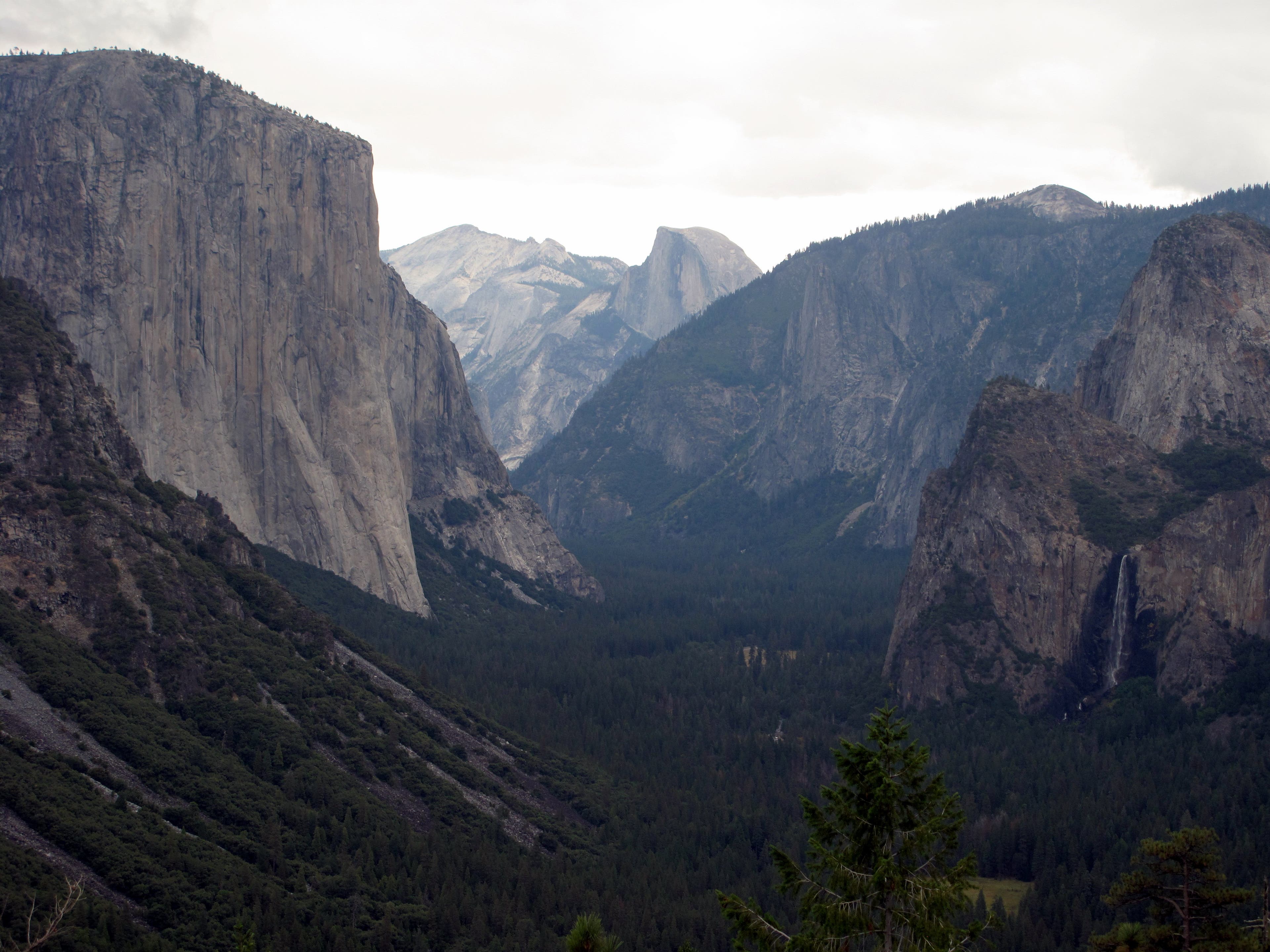 Views from Inspiration Point on the Pohono Trail. Views of El Capitan and Half Dome rising prominently in the distance when standing at Inspiration Point along the Pohono Trail.