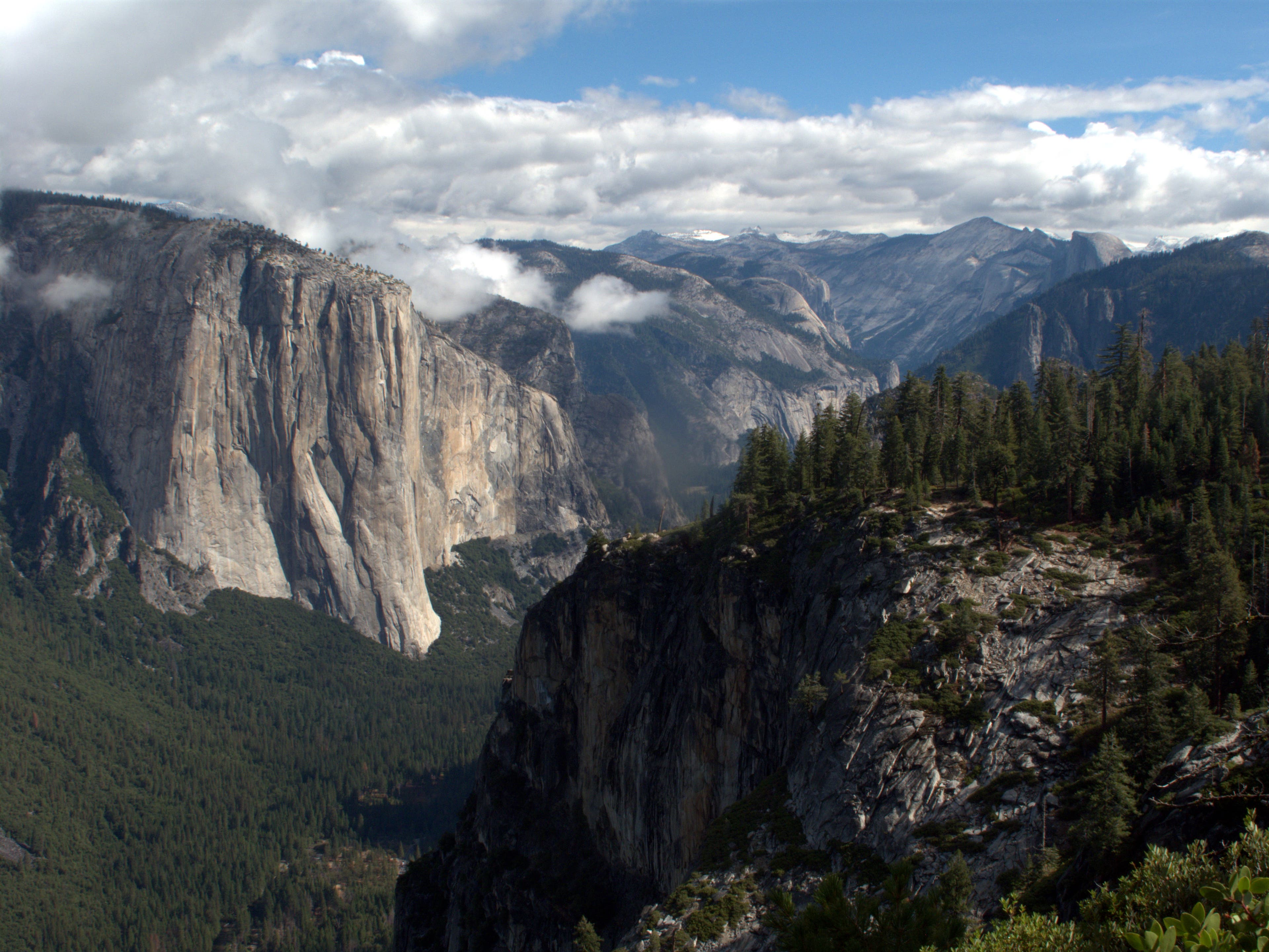 The Pohono Trail's South Rim Viewpoint Views of El Cap and Yosemite Valley from the South Rim along the Pohono Trail.