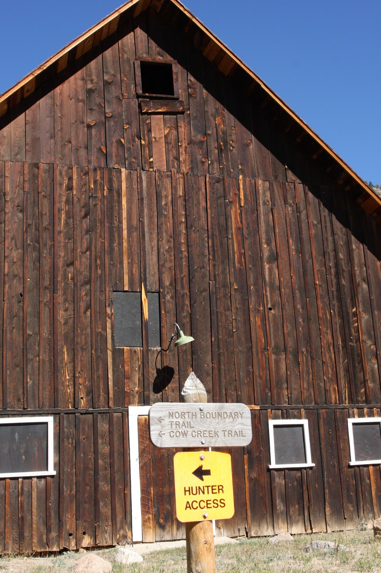 The barn and trailhead None