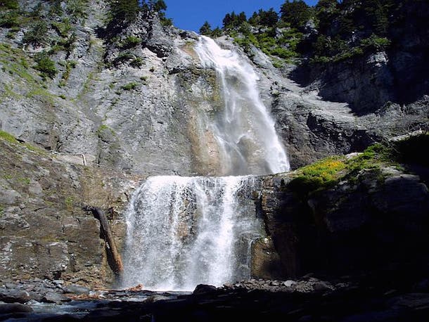 Comet Falls, Washington This knockout got its name because of its close resemblance to the tail of a comet as it tumbles nearly 320 feet. You can reach it on a 3.1-mile…