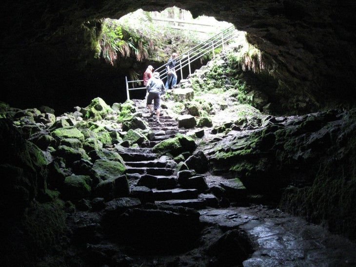 Ape Cave Hike (Washington) Go underground for chilly temperatures on a low-mileage dayhike in the Mt. St. Helens Lava Tube. Wander 1.75 miles through the lower and upper caves…