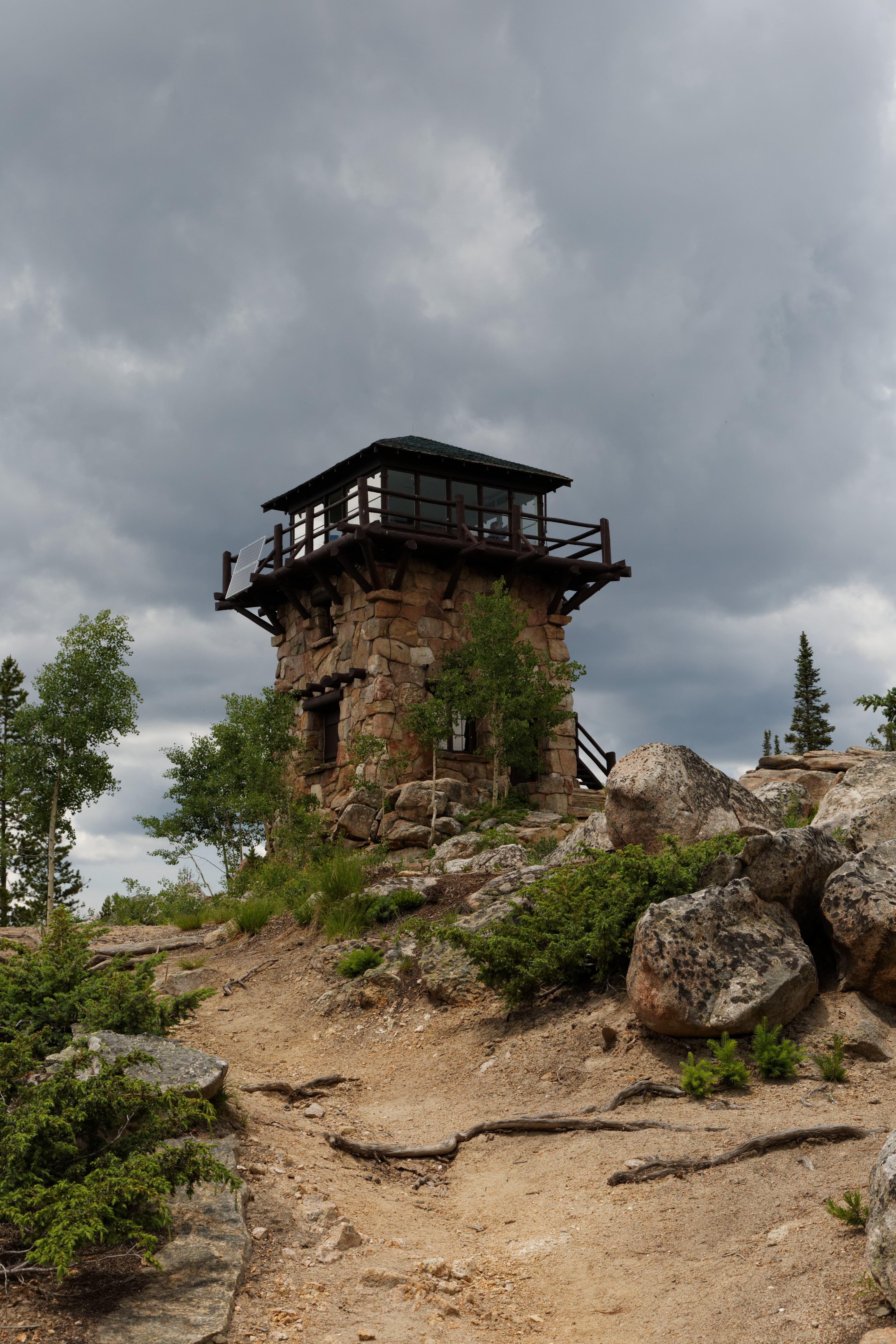 The 4.8 mile hike through ponderosa pine forest to the Shadow Mountain Fire Lookout is fairly uneventful, but hikers are in for a big payoff at the…