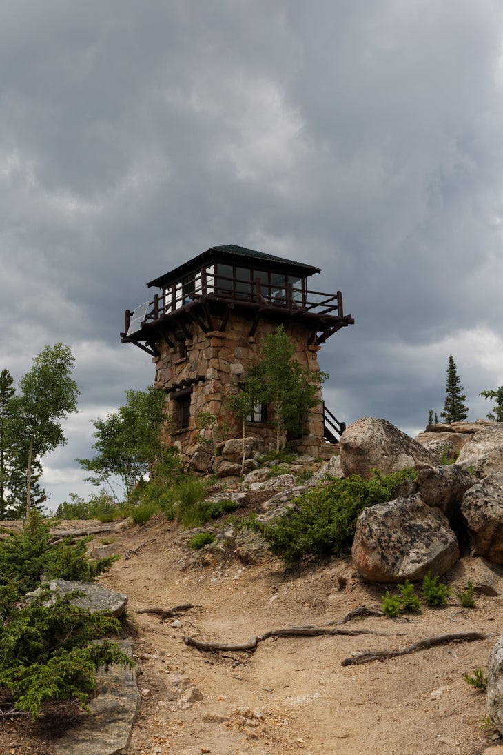Shadow Mountain (CO) The 4.8 mile hike through ponderosa pine forest to the Shadow Mountain Fire Lookout is fairly uneventful, but hikers are in for a big payoff at the…