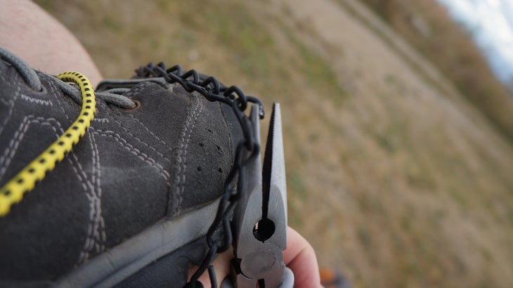 Make Snow Traction With a Bungee Cord Measure out a chain to cross below your forefoot. The length should be snug, not loose, but not too tight. It should tug the bungee down just a hair.