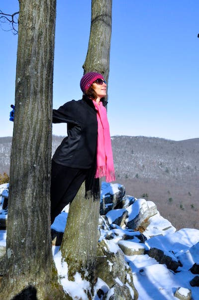 best hiking stretches - pectoral stretch