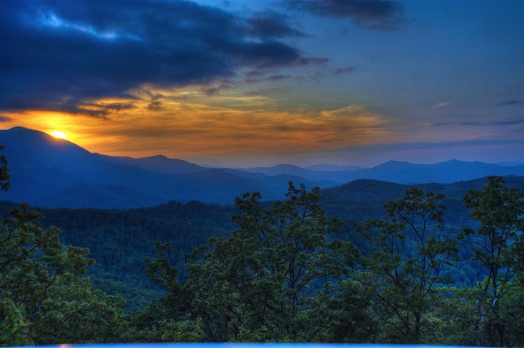 Sunset in the Blue Ridge Mountains photo: Tim Hamilton / Flickr