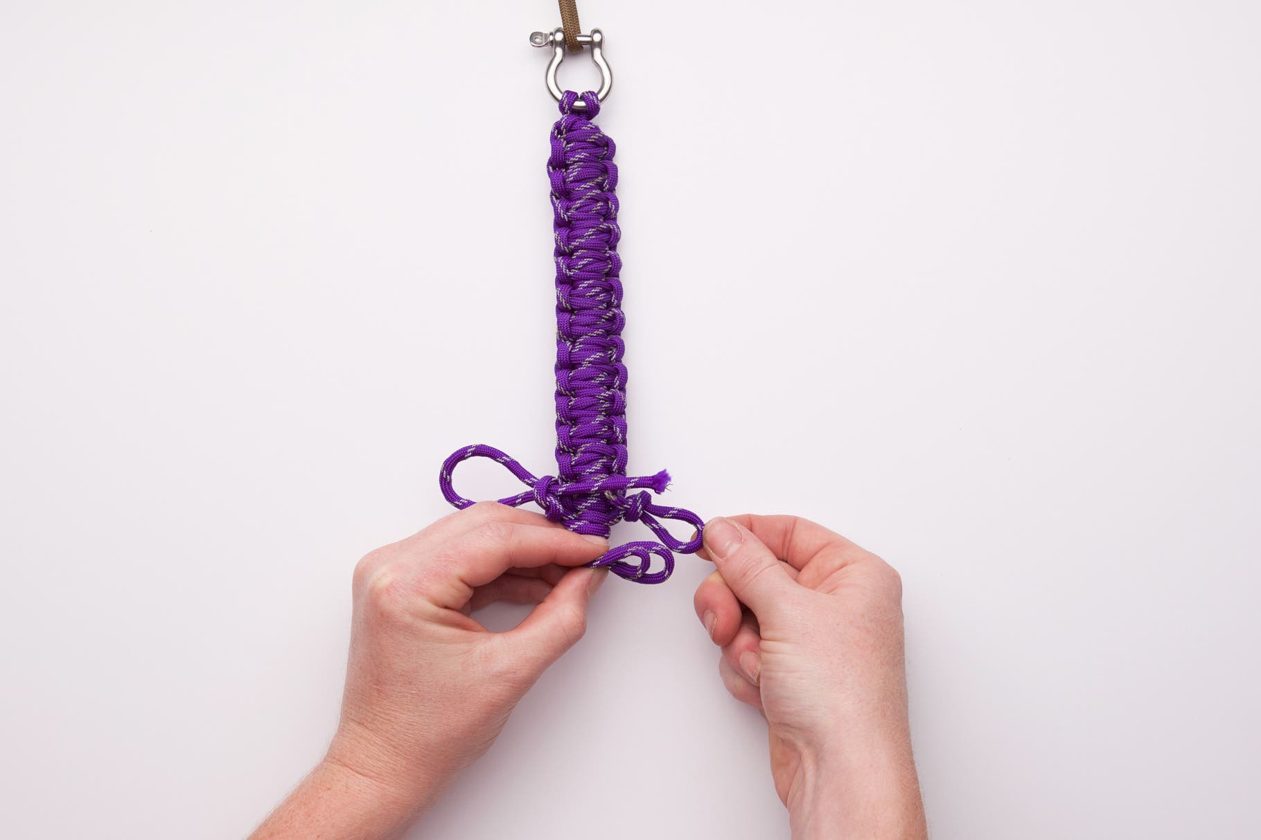 Now that you have a slipknot on each side, thread the two middle cords through the right slipknot.