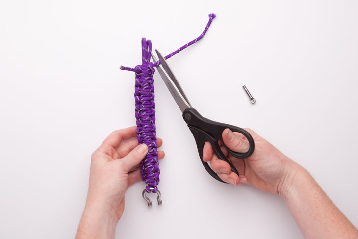 Make a Paracord Survival Bracelet 18 Push up on all of the knots, synching them down. Unhook the shackle from anchored point. Cut the excess string from the ends and burn them to keep…