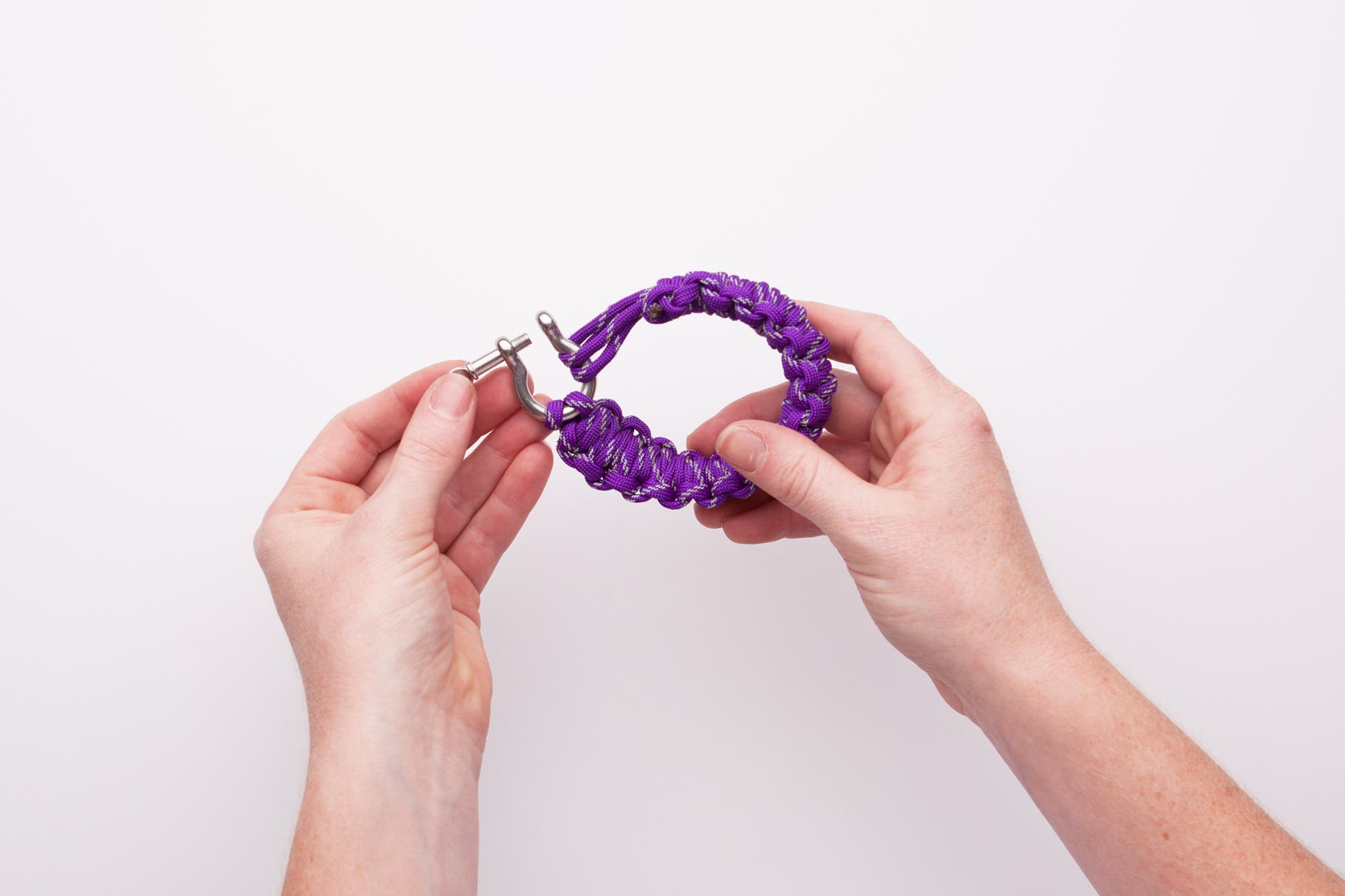 Make a Paracord Survival Bracelet 19 Slip the remaining loops through the shackle. Now you have a completed paracord survival bracelet.