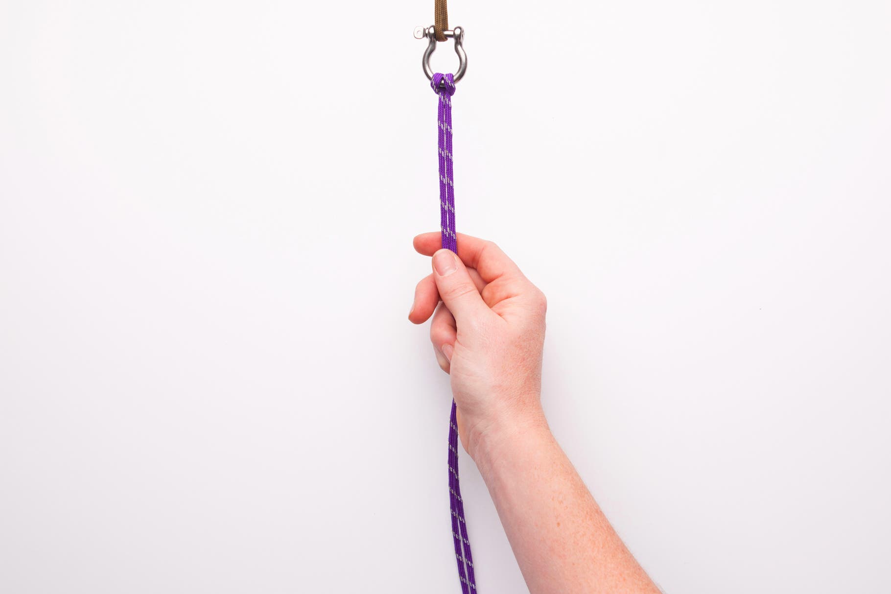 Find the middle point of the cord and fold it evenly in half. Begin by bringing the cord behind and through the shackle. Thread the two ends of the…