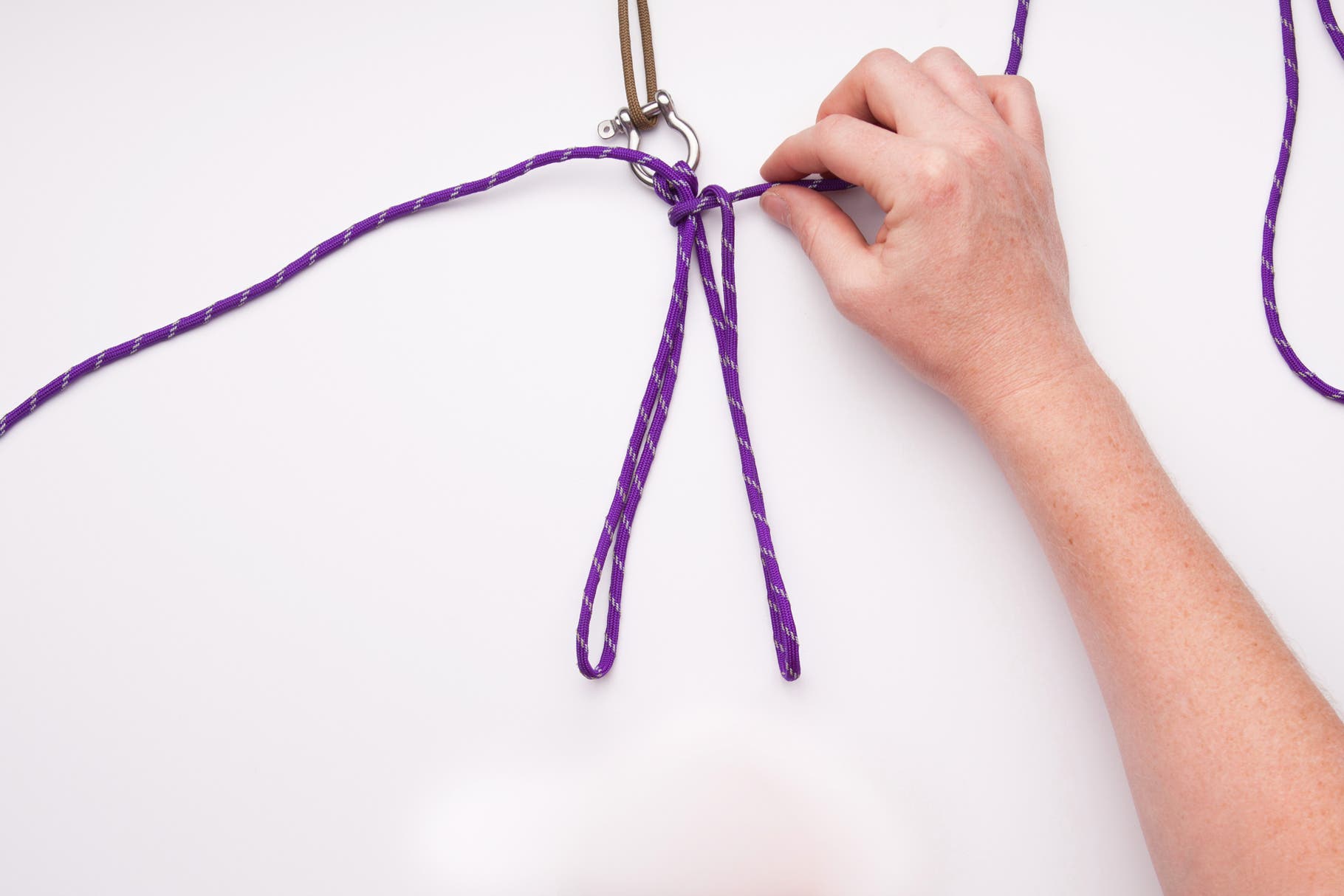 Make a Paracord Survival Bracelet 5 Pull that cord snug against the rest.