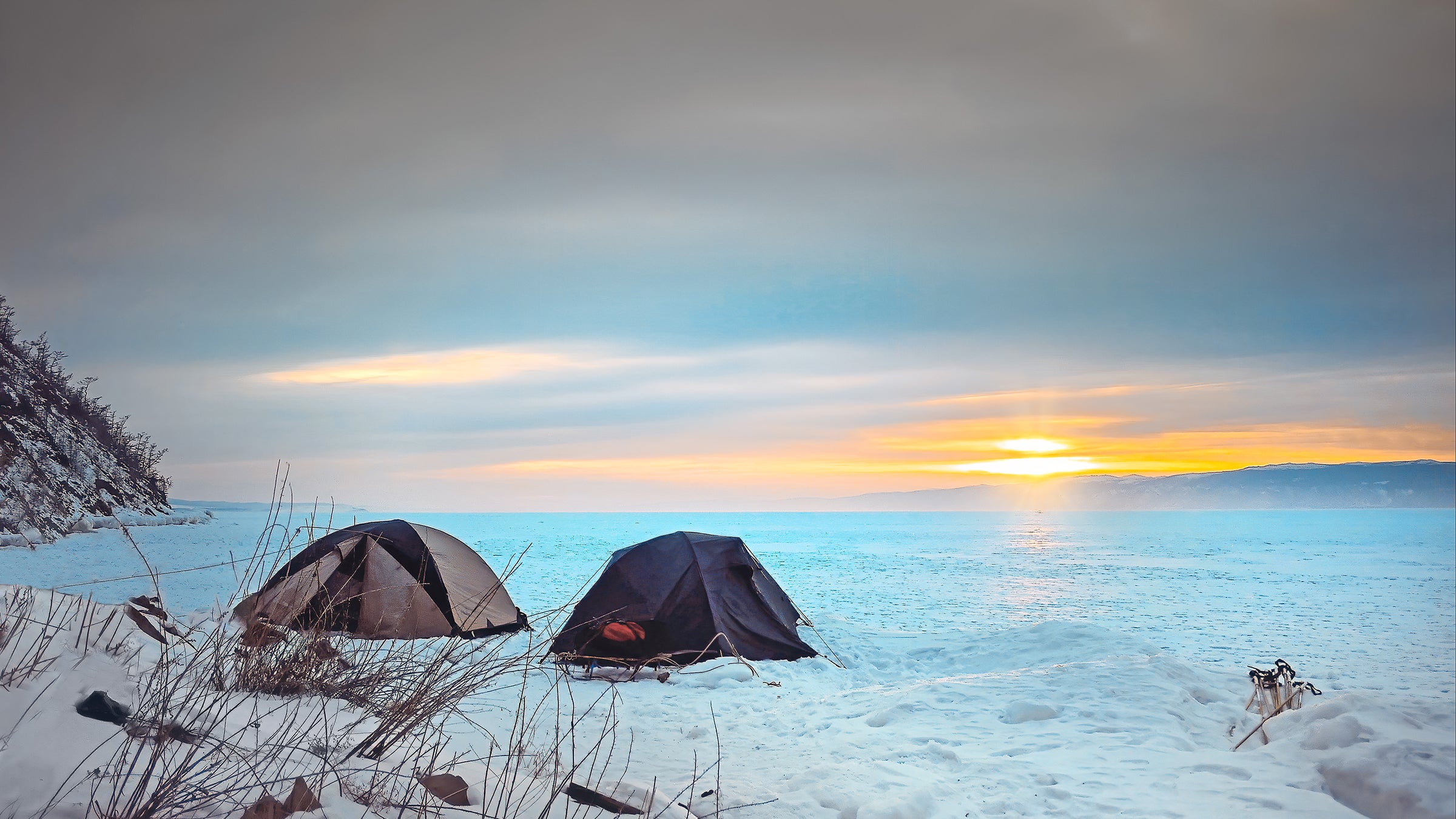8 Indispensable Winter Camping Gear Items that Turn Freezing into Fun