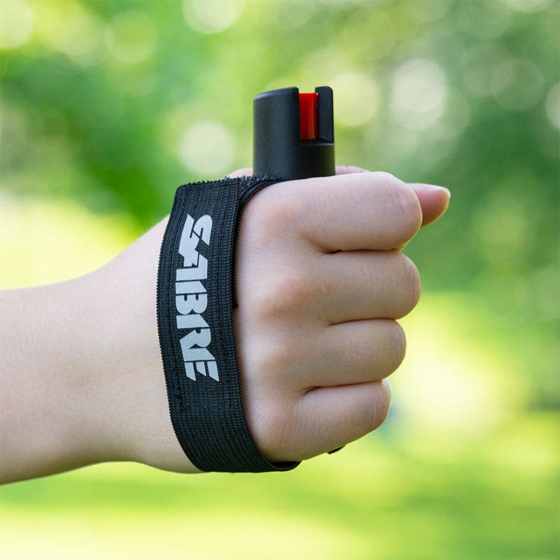 p-22j-oc-us-reflective-ls-a Close up of hand holding runner pepper gel.