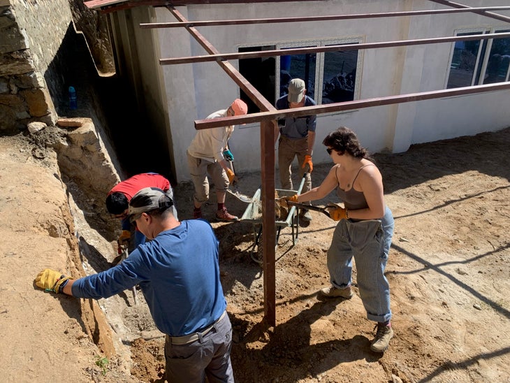 Volunteers working on a health clinic in Kakani in fall 2023 