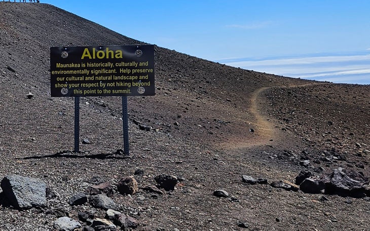 Mauna Kea sign requesting no hikers to summit
