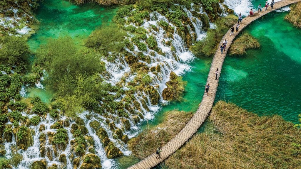 The Ten Most Beautiful Hikes in the World - Vimarsana News