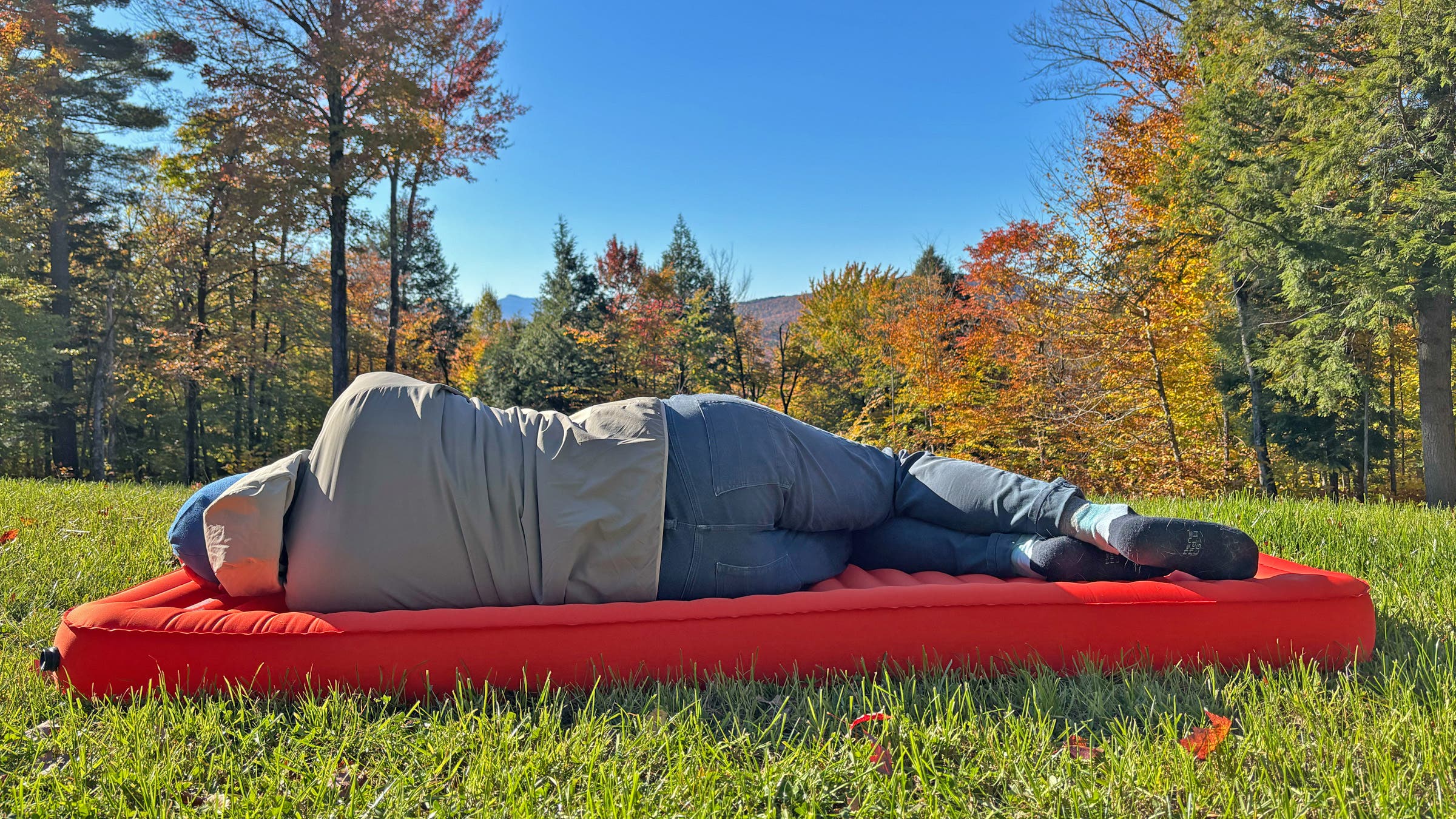 testing the NeoLoft sleeping pad