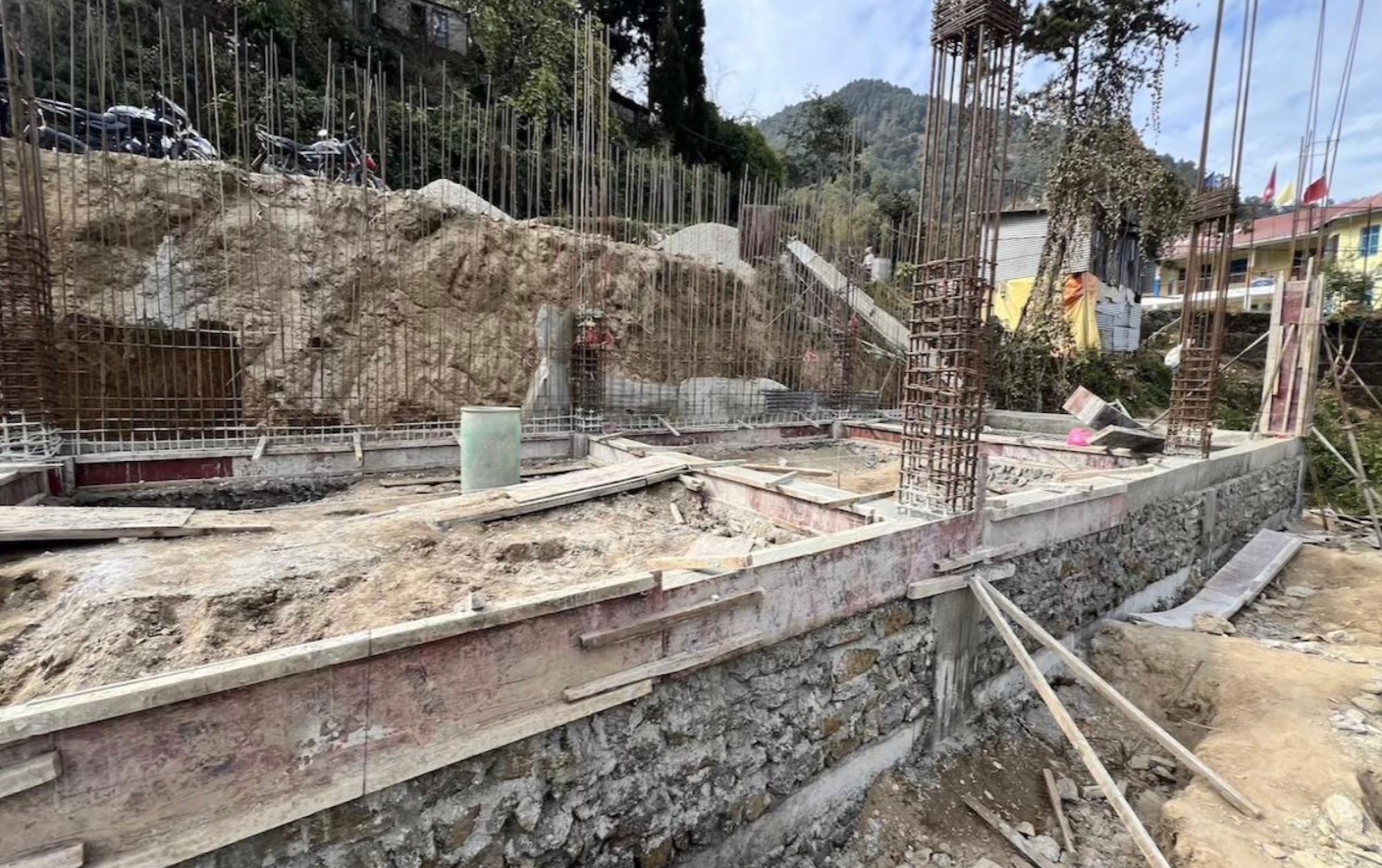 Kakani Brighter Secondary School hikers helping after the nepal earthquakes