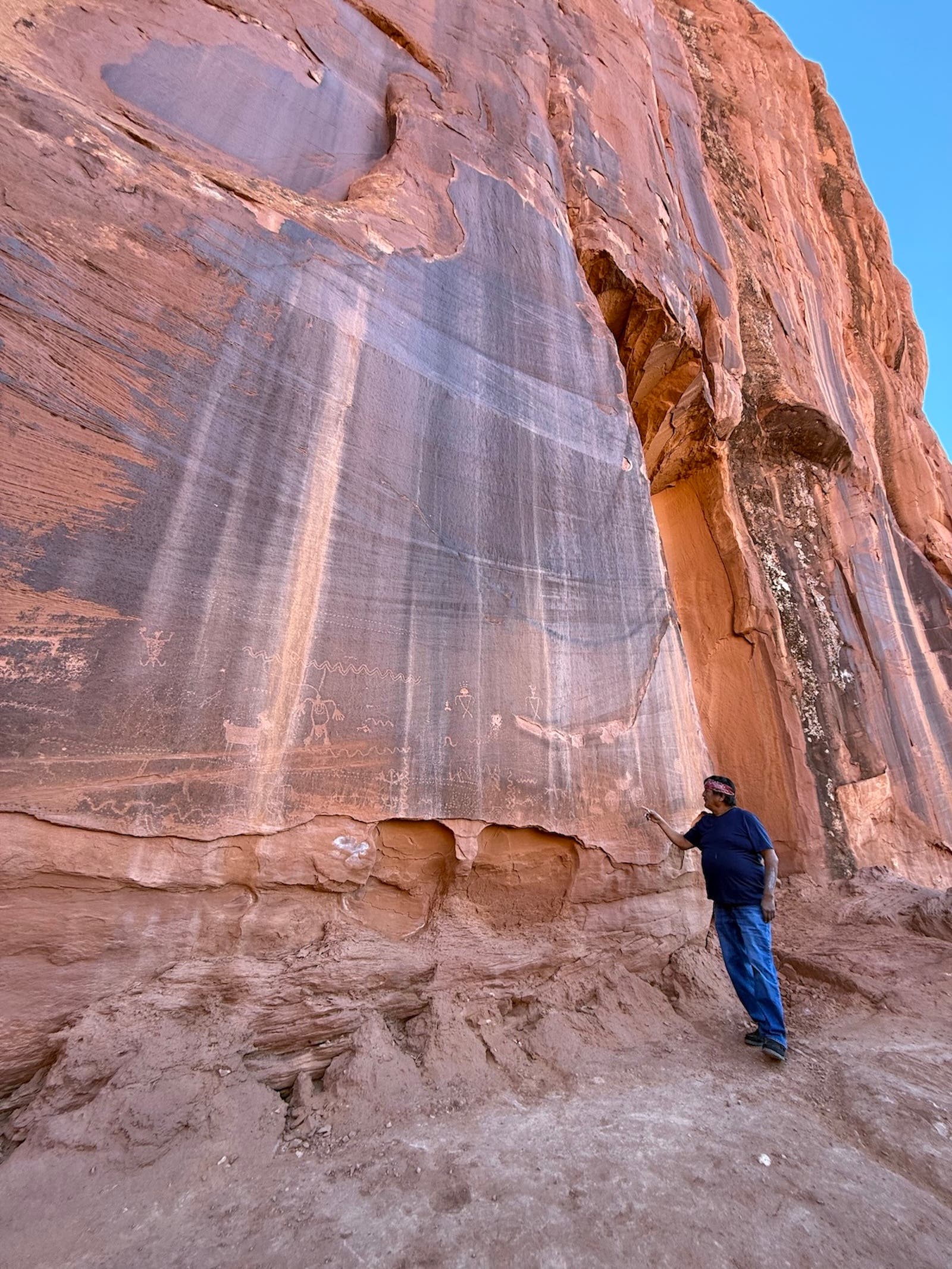 Identifying cave art in the canyon. active-ism adventures
