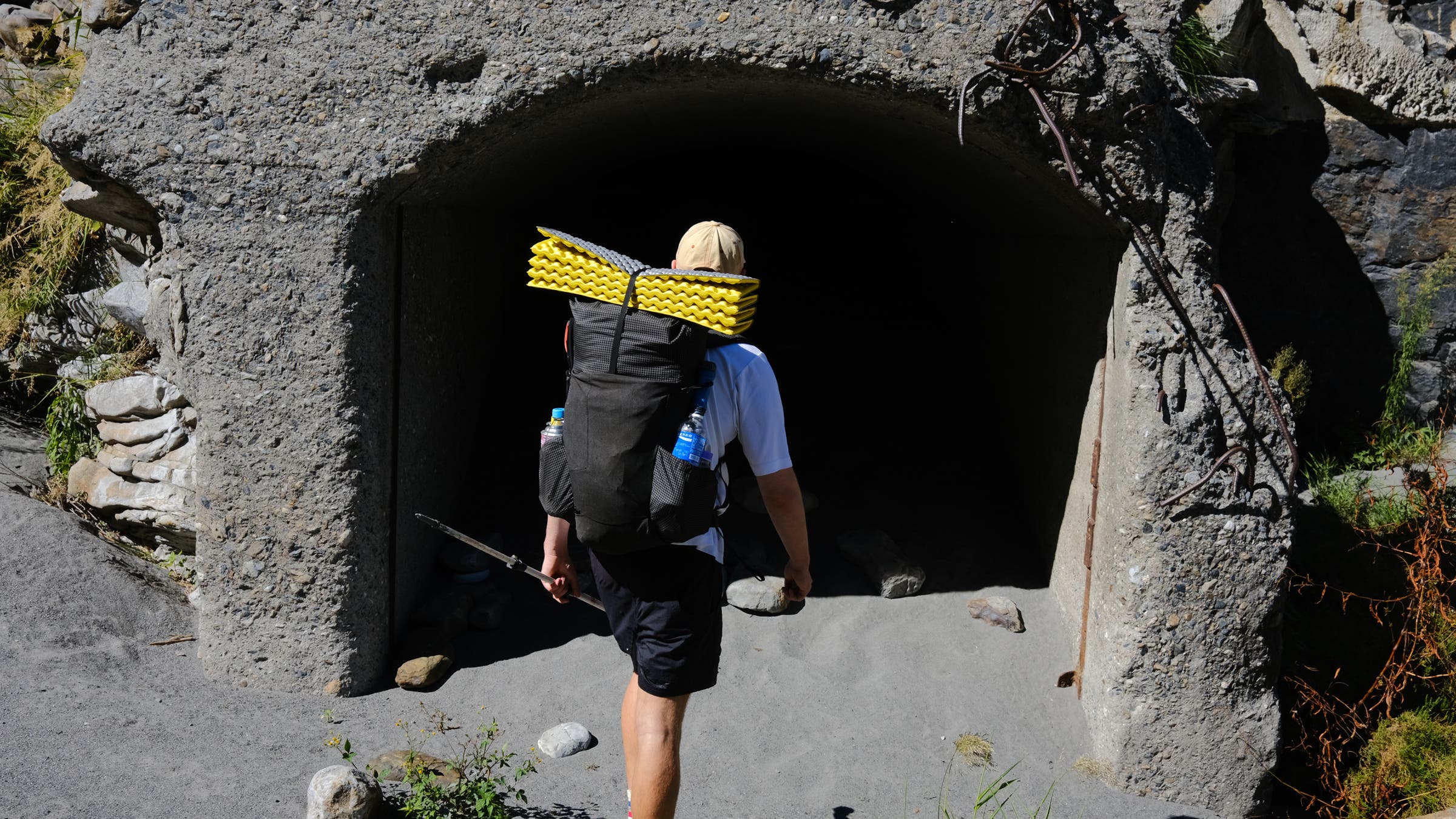Hiker heads into cave wearing Pa'lante V2 ultralight hiking backpack.
