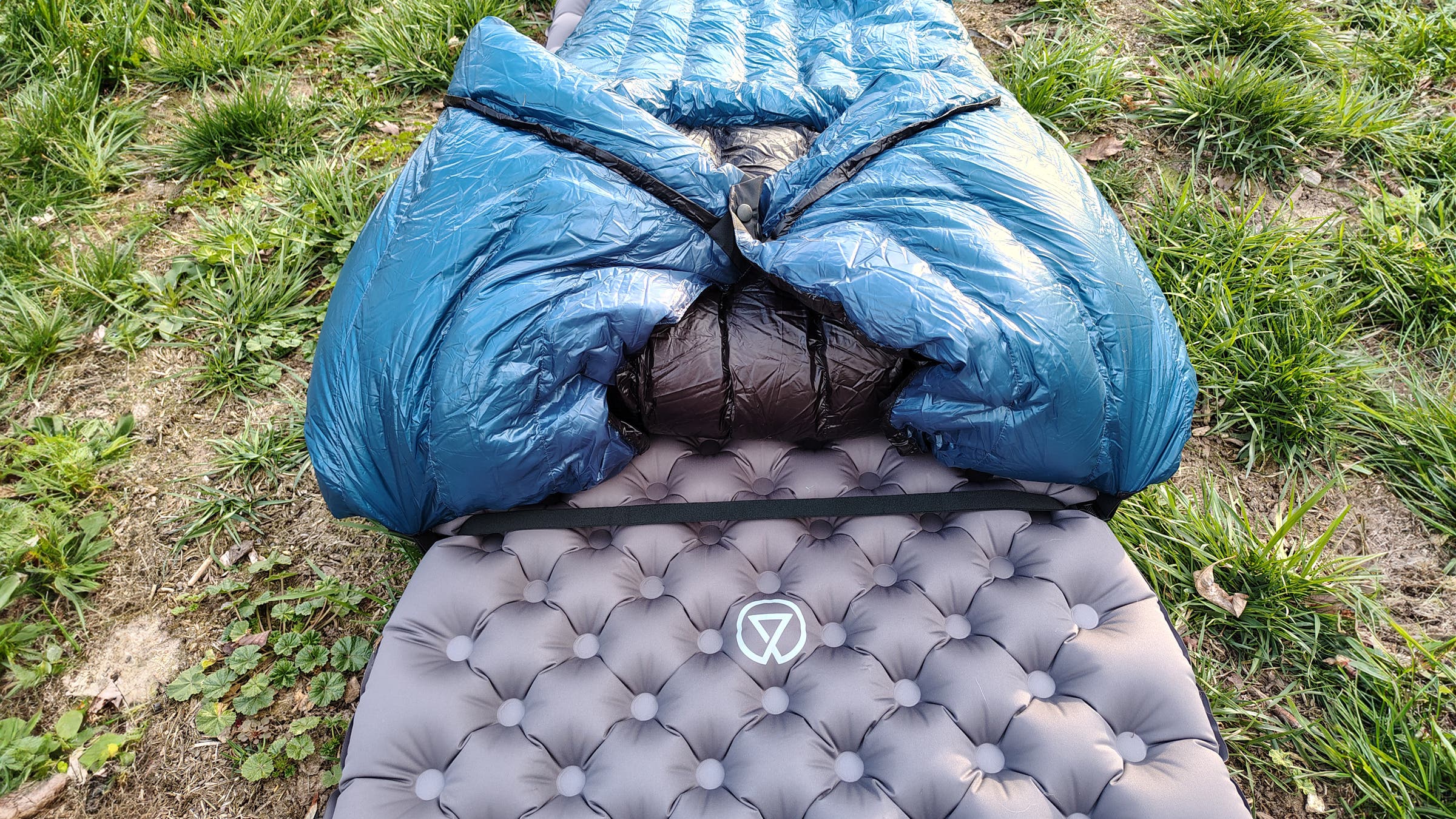 Neve Gear Waratah -2C ultralight sleeping quilt attached to sleeping pad