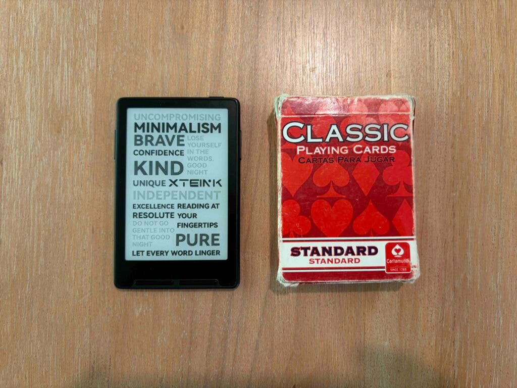 This Card-Sized E-Reader Makes Books Ultralight